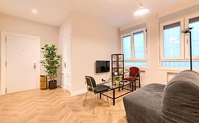 Euskalduna, Vivienda Turística Moderna y Renovado